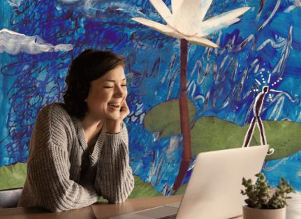 Femme souriant devant ordinateur arrière-plan artistique bleu